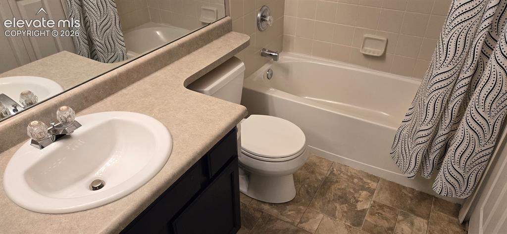 Image 20 of 32: Bathroom
