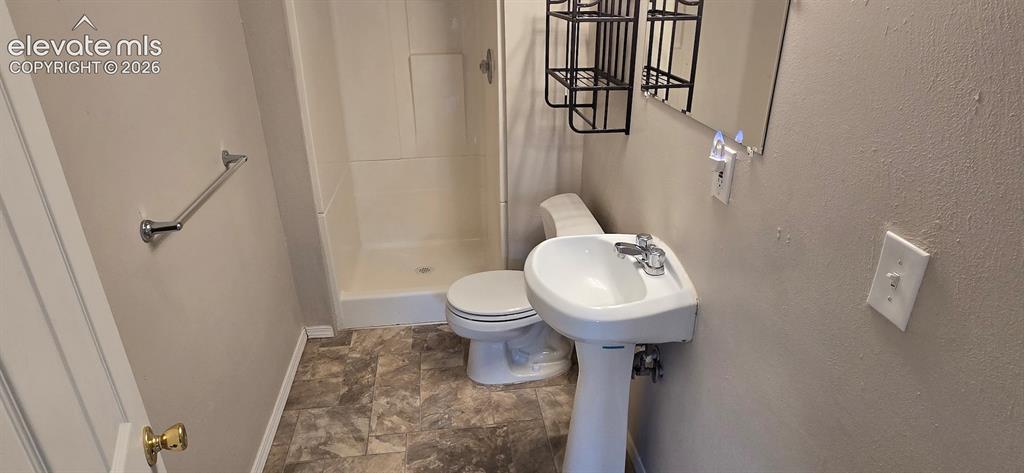 Image 25 of 32: Bathroom
