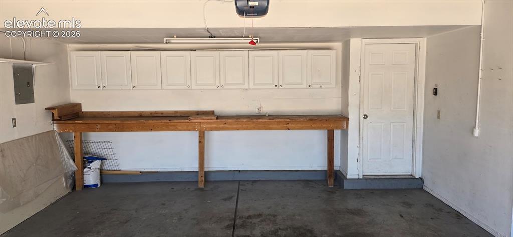 Image 26 of 32: Garage