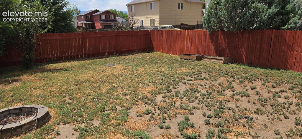 Image 28 of 32: Yard