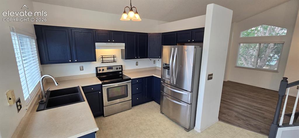 Image 6 of 32: Kitchen