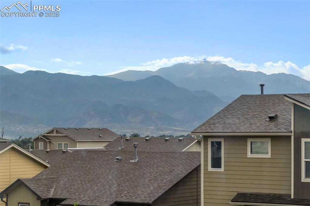 Image 17 of 22: View of mountain background