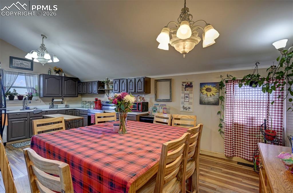 Image 11 of 32: Dining Area