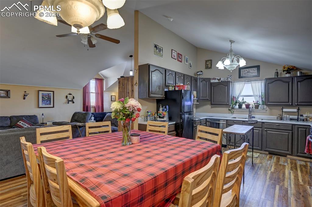 Image 12 of 32: Dining Area