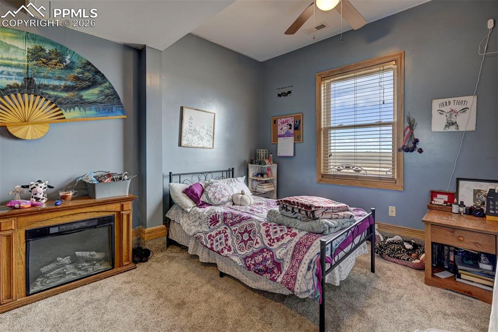 Image 17 of 32: Bedroom