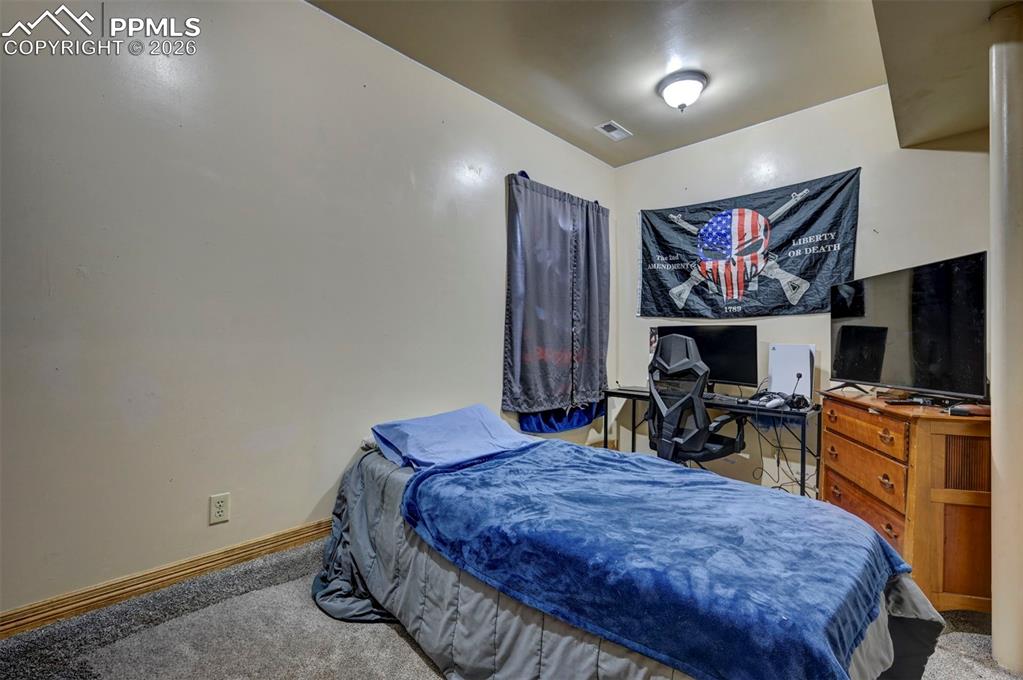 Image 18 of 32: Bedroom