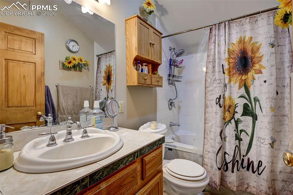 Image 24 of 32: Bathroom