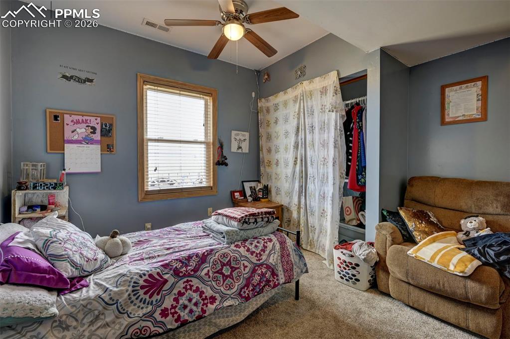 Image 25 of 32: Bedroom