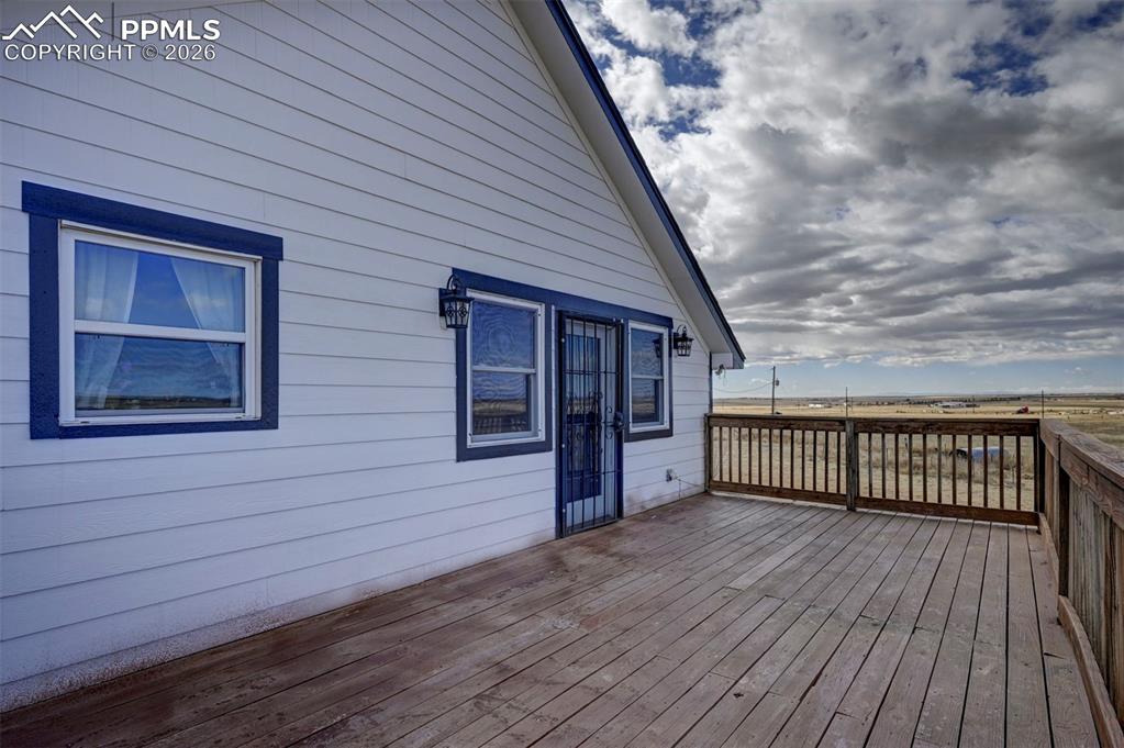 Image 27 of 32: Deck