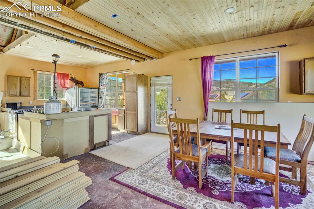 Image 14 of 50: Dining Area