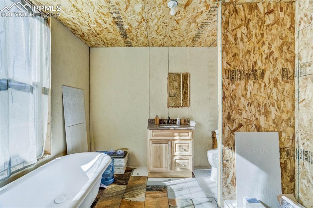 Image 20 of 50: Bathroom