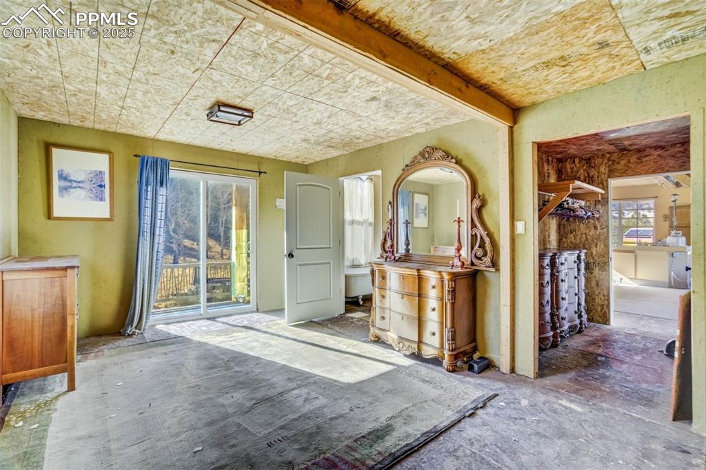 Image 21 of 50: Entry