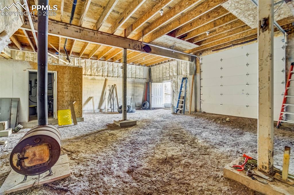 Image 35 of 50: Garage