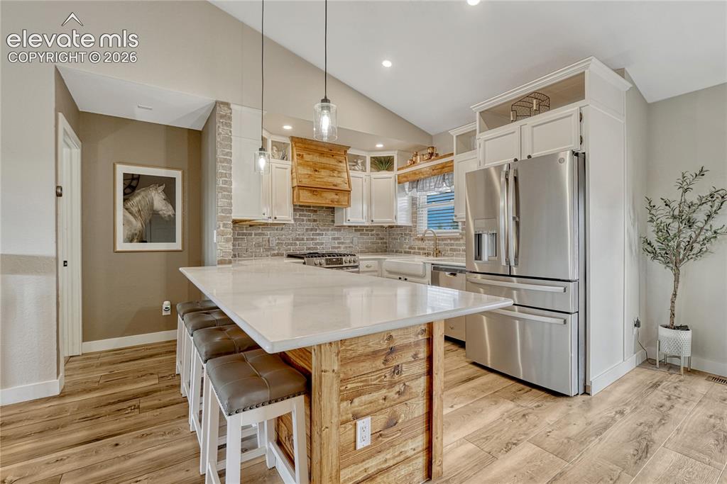 Image 10 of 50: Kitchen
