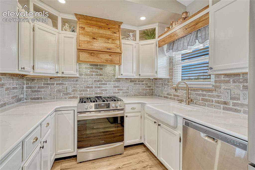 Image 12 of 50: Kitchen