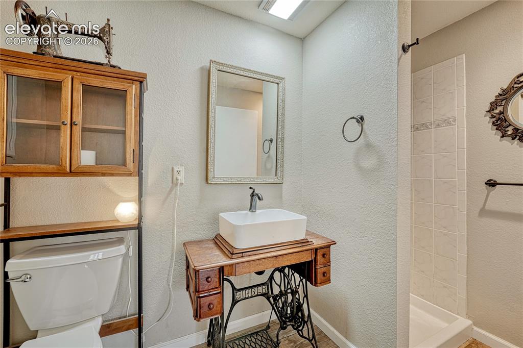 Image 19 of 50: Shared bathroom