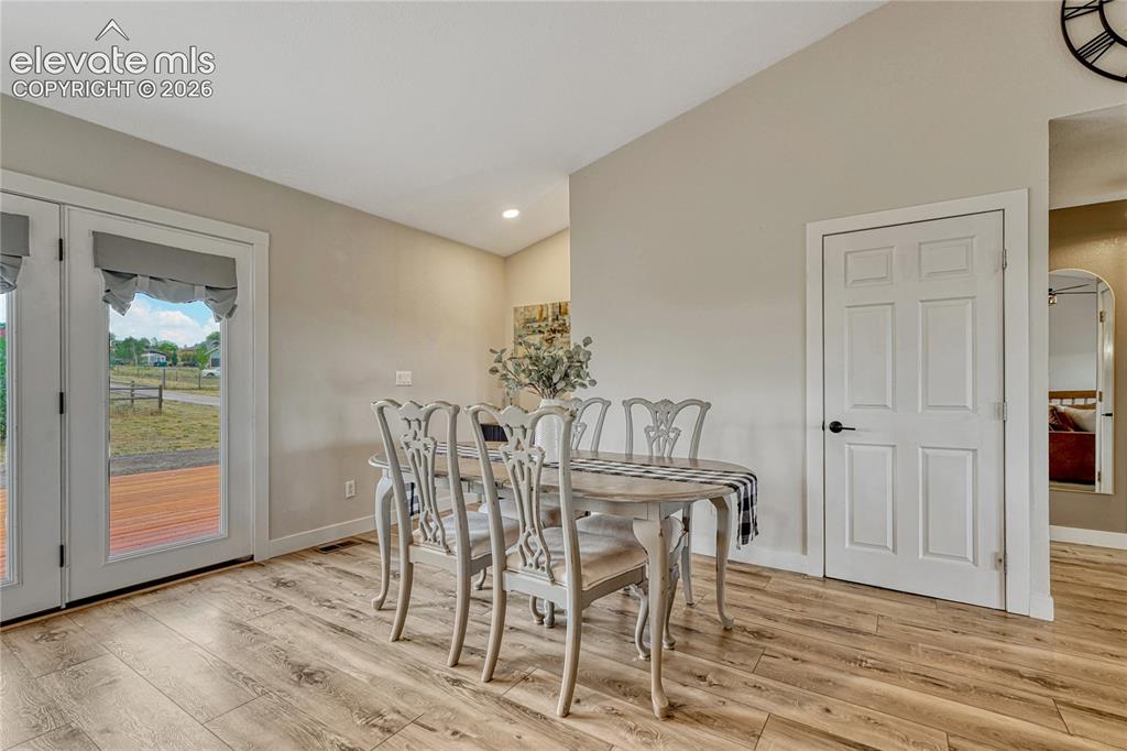 Image 8 of 50: Dining Area