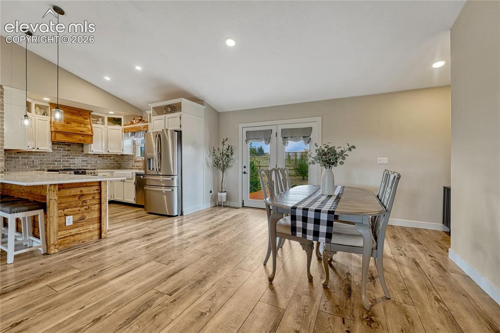 Image 9 of 50: Dining room/kitchen