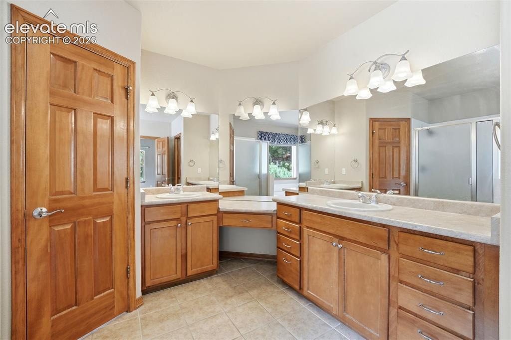 Image 11 of 36: Bathroom