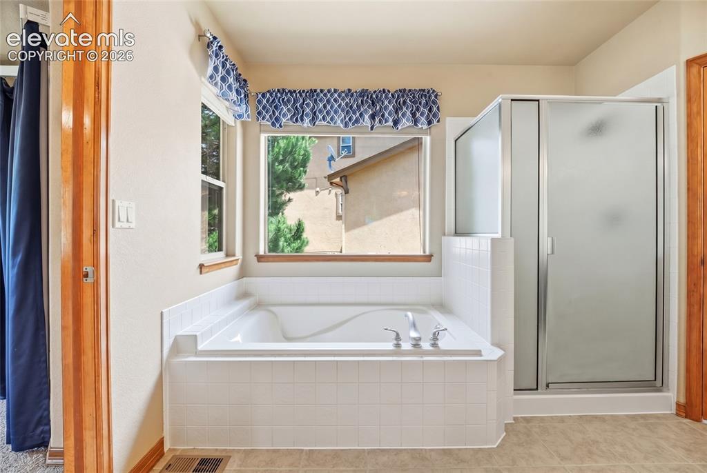 Image 12 of 36: Bathroom