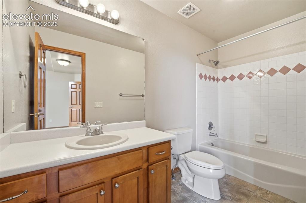 Image 16 of 36: Bathroom