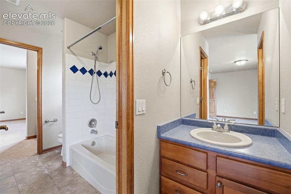 Image 18 of 36: Bathroom