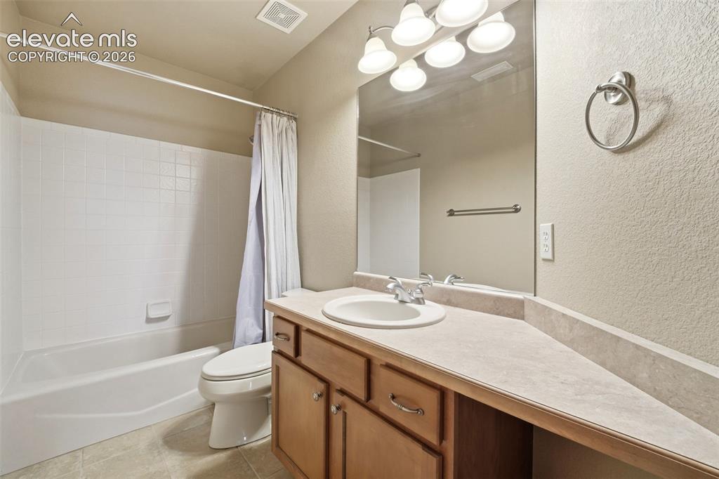 Image 26 of 36: Bathroom