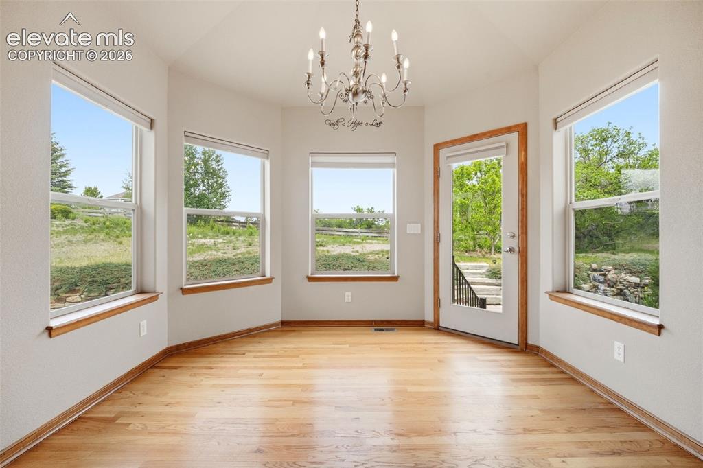 Image 9 of 36: Breakfast nook