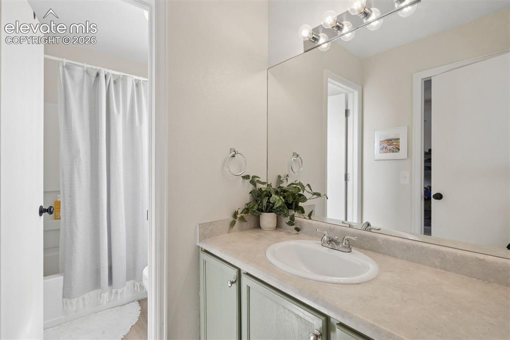Image 19 of 43: Jack and Jill bathroom adjoining two upstairs bedroom