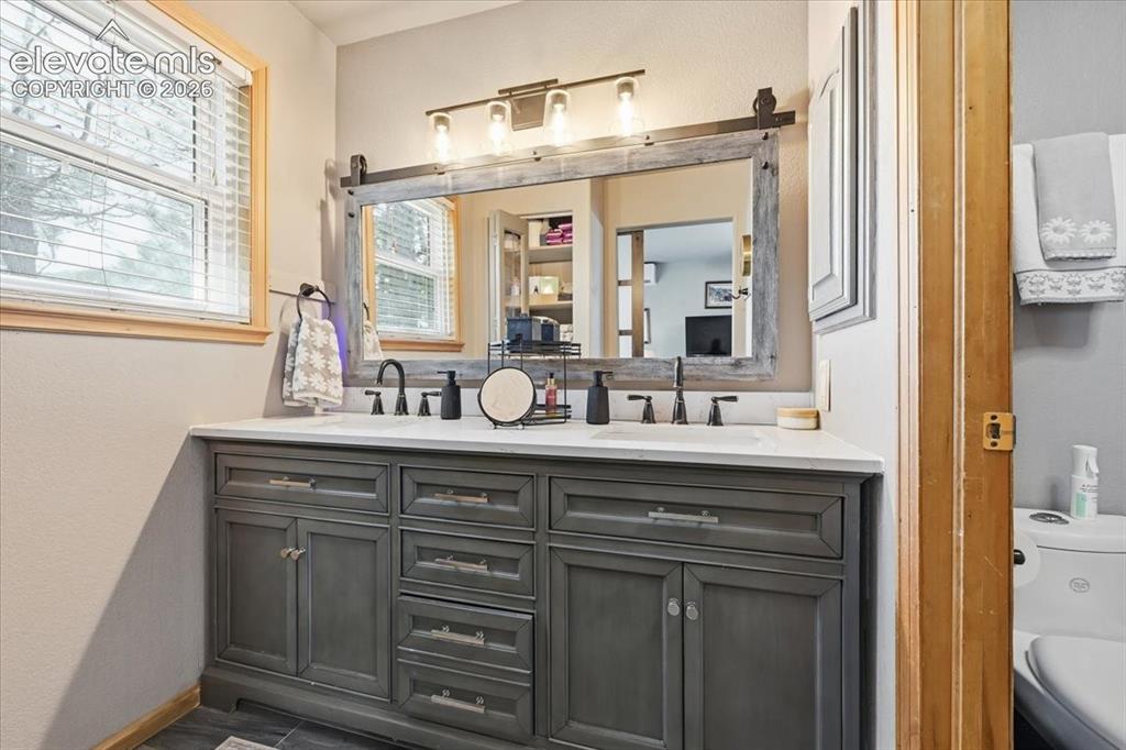 Image 16 of 44: En suite