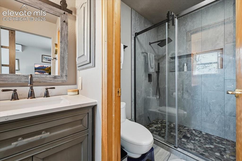 Image 17 of 44: En suite