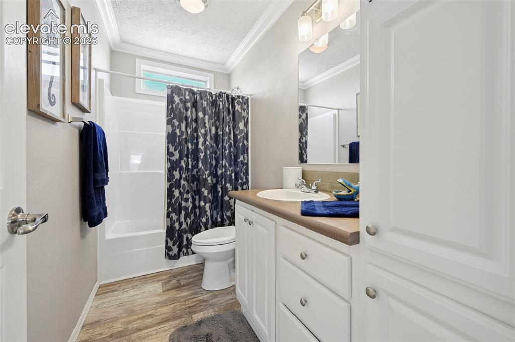 Image 45 of 49: Bathroom