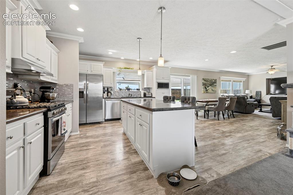 Image 7 of 49: Kitchen