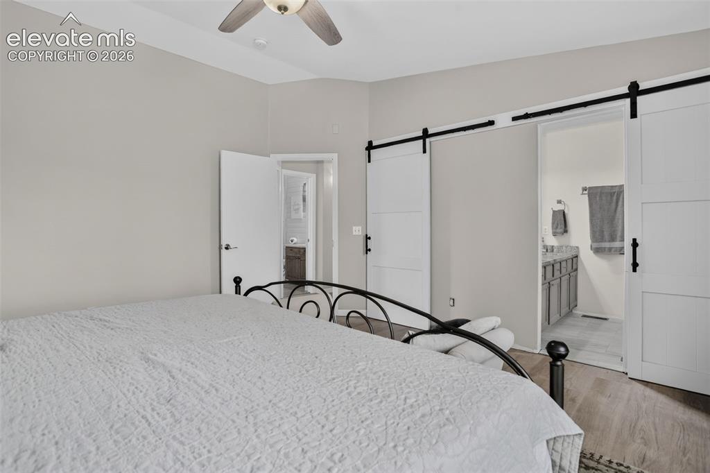 Image 14 of 45: Bedroom