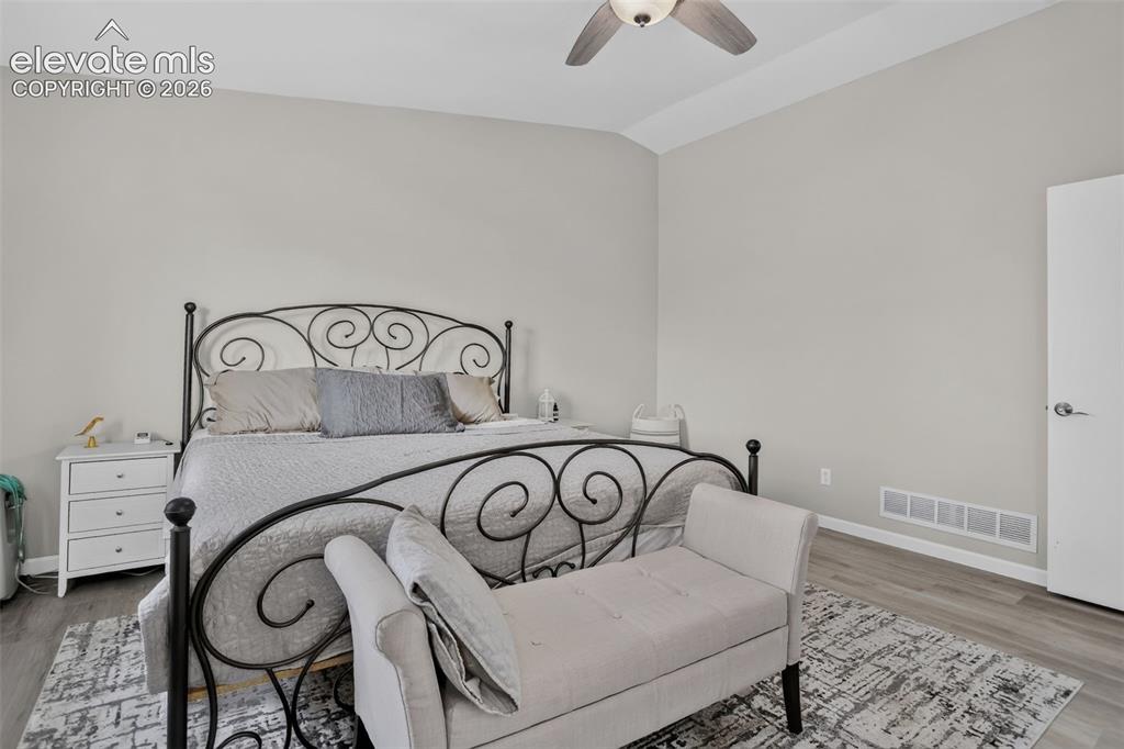 Image 16 of 45: Bedroom