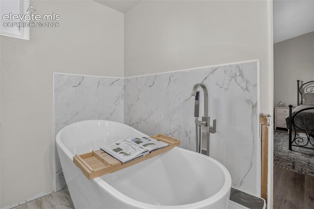Image 17 of 45: Bathroom