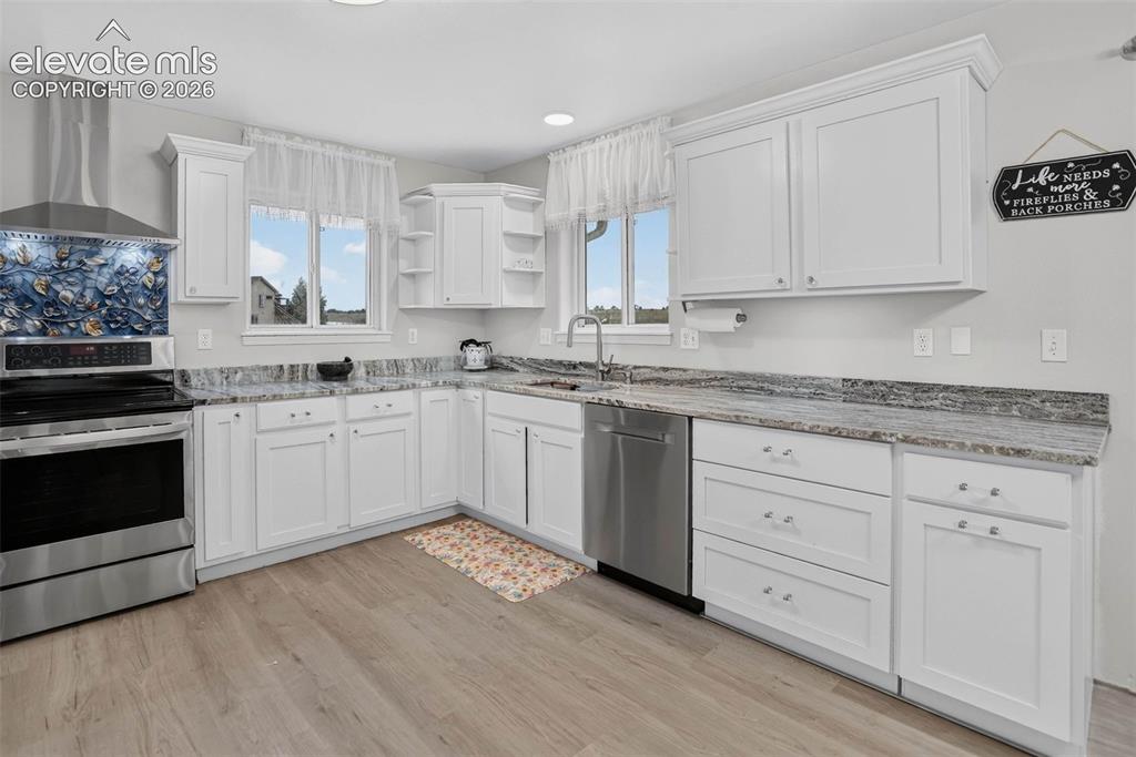 Image 7 of 45: Kitchen