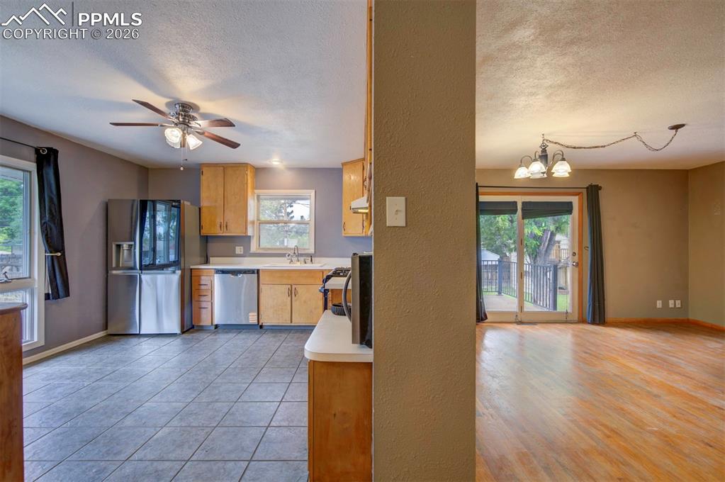 Image 10 of 50: Kitchen