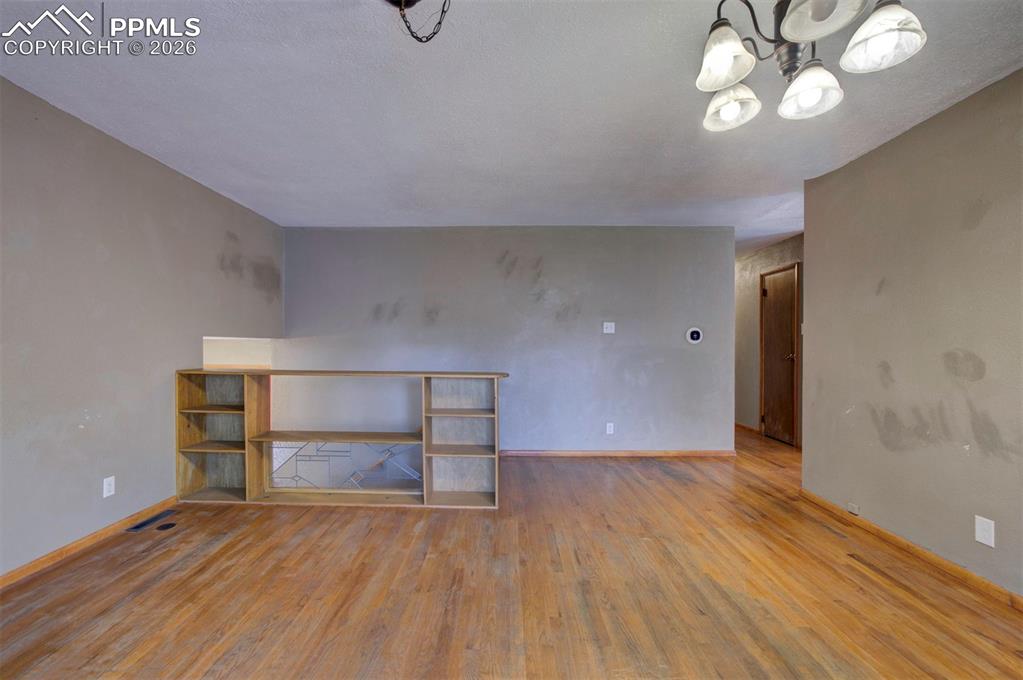 Image 17 of 50: Living Room