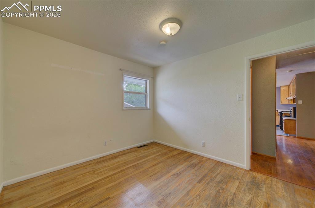 Image 24 of 50: Bedroom