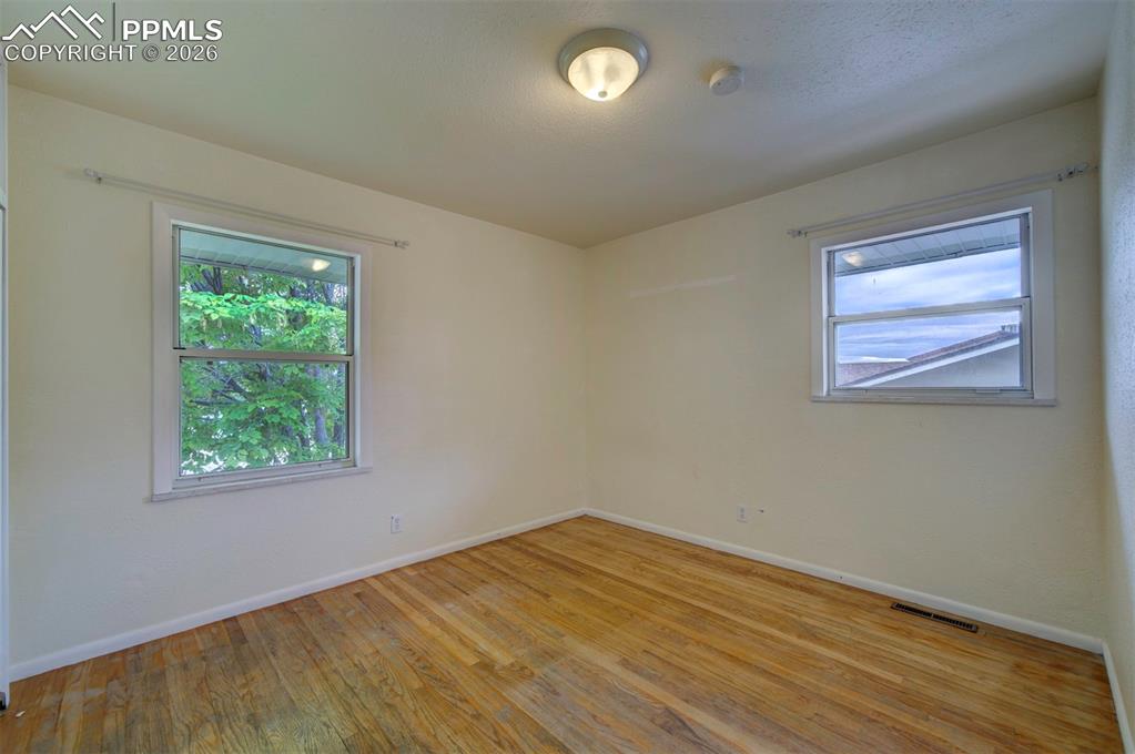 Image 25 of 50: Bedroom