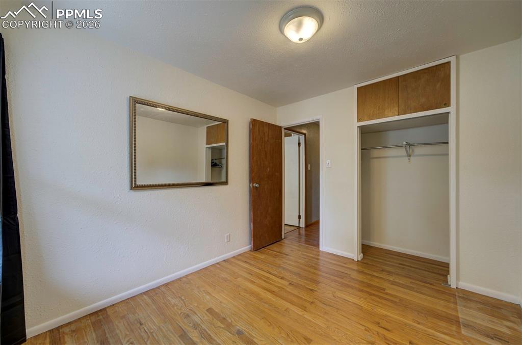 Image 27 of 50: Bedroom