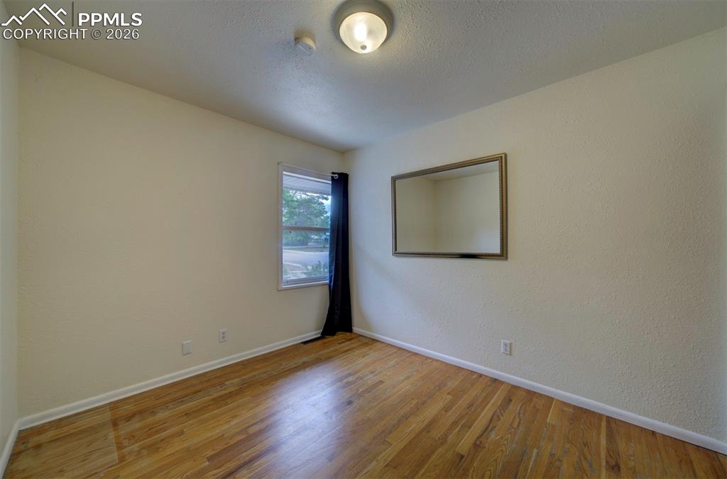 Image 28 of 50: Bedroom