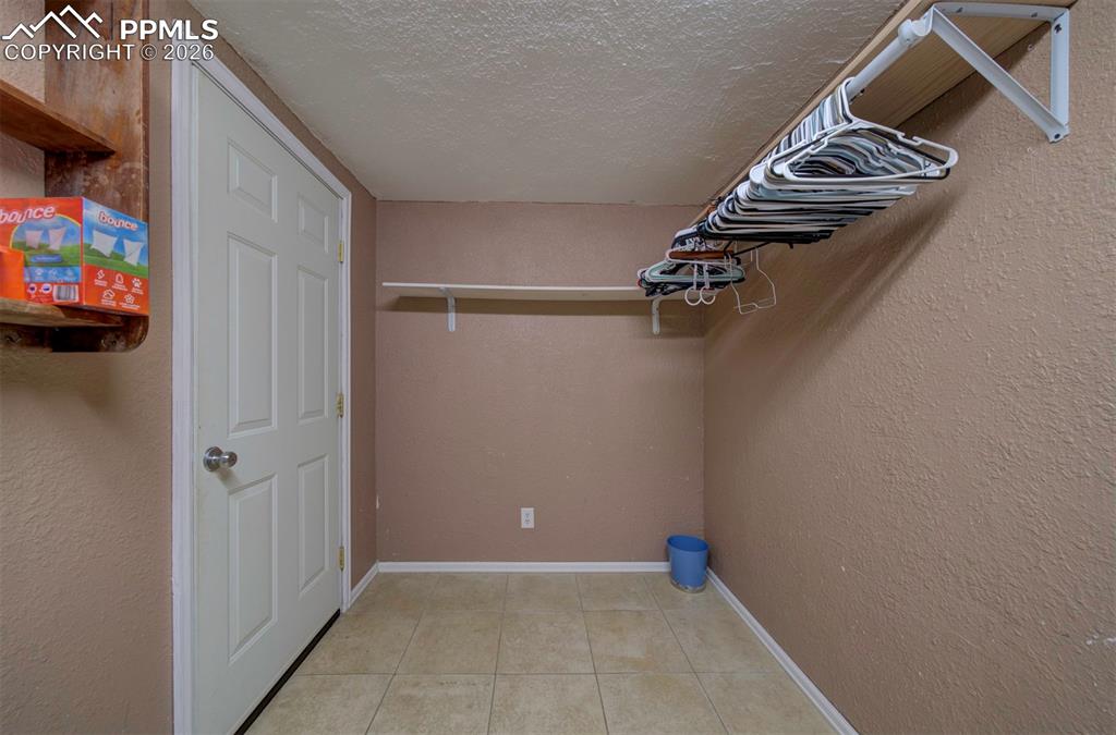 Image 32 of 50: Closet