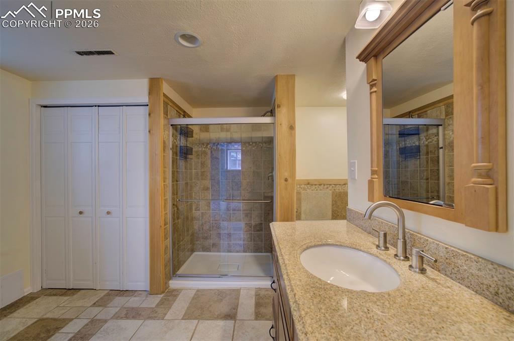 Image 41 of 50: Bathroom