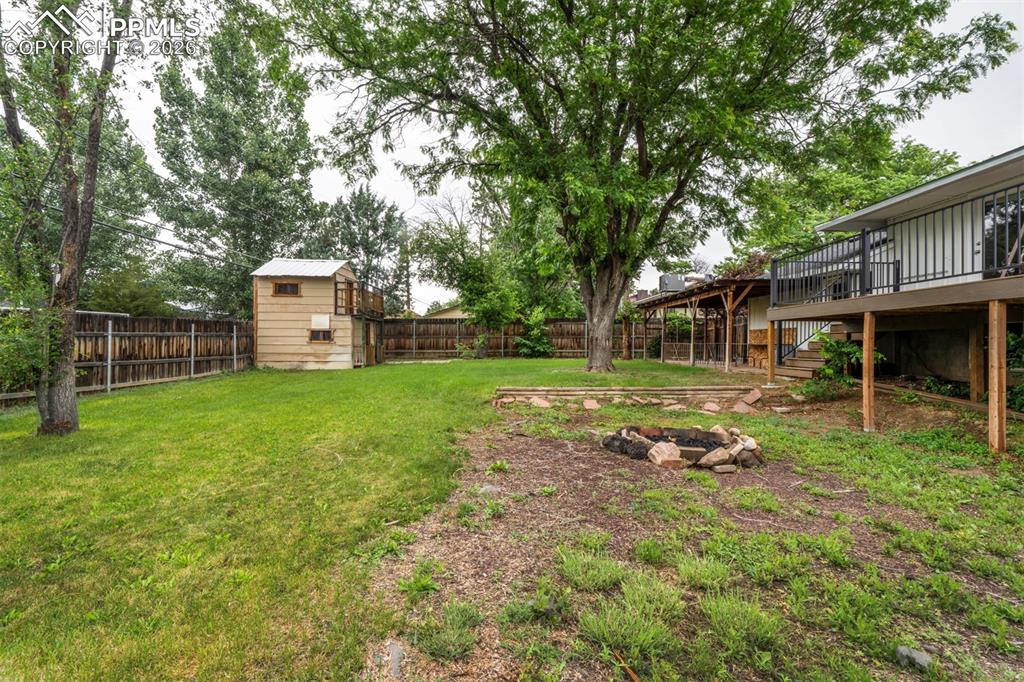 Image 49 of 50: Yard