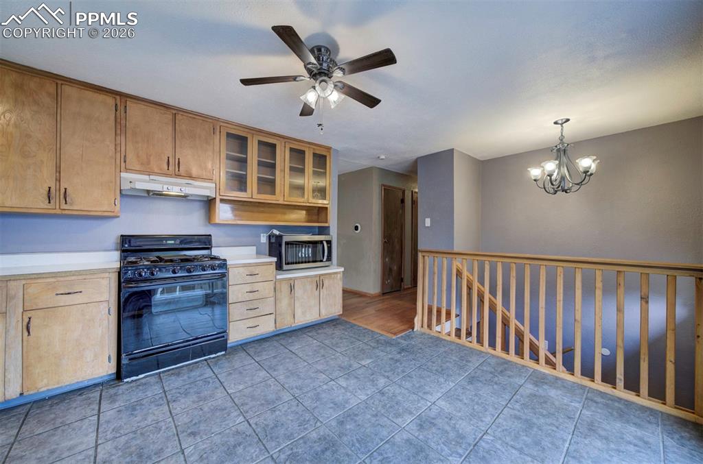 Image 9 of 50: Kitchen