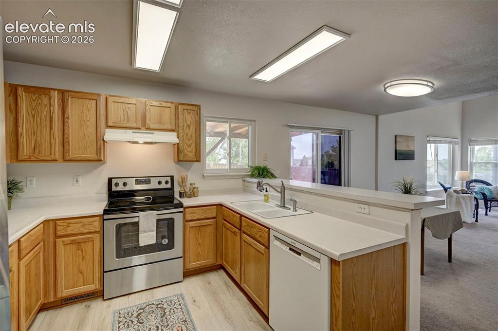 Image 10 of 28: Kitchen