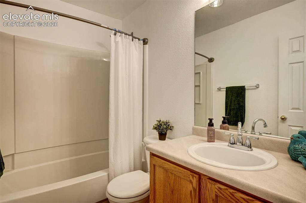 Image 20 of 28: Bathroom