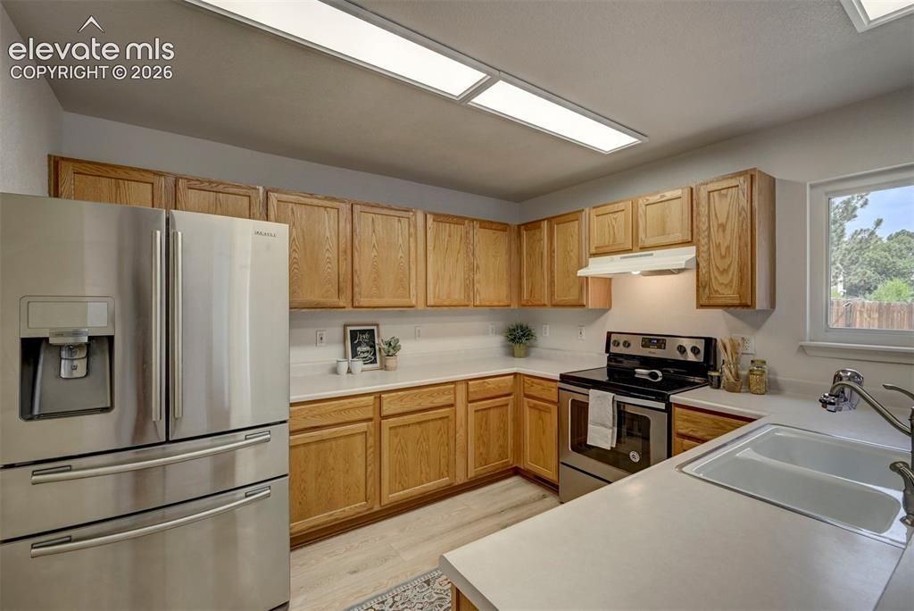 Image 9 of 28: Kitchen